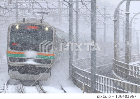 冬の湘南新宿ラインE231系電車（高崎線→東海道線直通：特別快速） 136482967