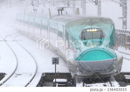 冬の東北新幹線E5系（10両編成） 136483033