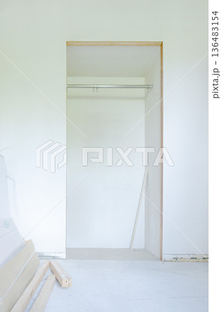 室内リフォーム クローゼット 内装工事現場 白い壁 マンション 室内リフォーム クローゼット 内装工事現場 白い壁 マンション 136483154