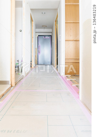 リフォーム内装工事現場　マイホームの部屋　マンション 136483219