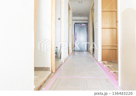 リフォーム内装工事現場　マイホームの部屋　マンション 136483220