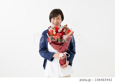 花束を持つ看護師 花束を持つ看護師 136483442