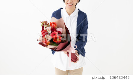 花束を持つ看護師 花束を持つ看護師 136483443