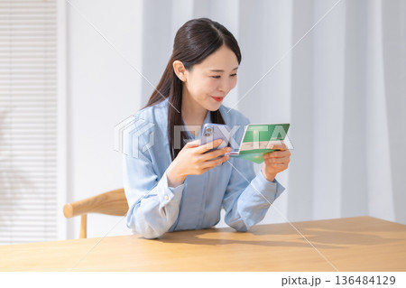 通帳を持つ女性 136484129