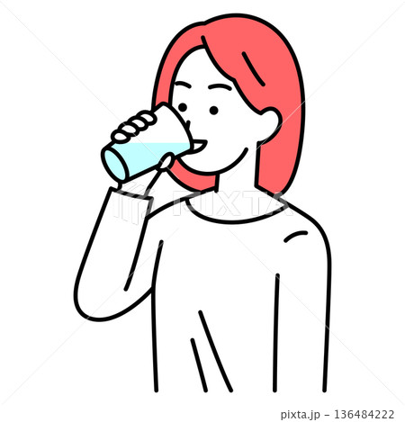 コップで水を飲む若い女性 コップで水を飲む若い女性 136484222