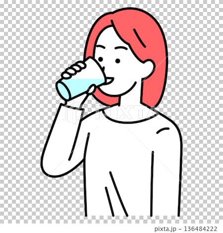 コップで水を飲む若い女性 コップで水を飲む若い女性 136484222