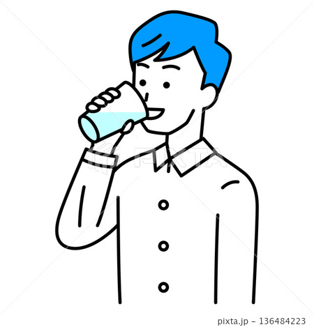 コップで水を飲む若い男性 コップで水を飲む若い男性 136484223