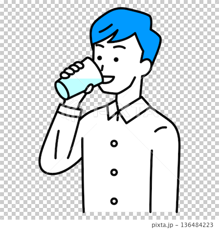 コップで水を飲む若い男性 コップで水を飲む若い男性 136484223
