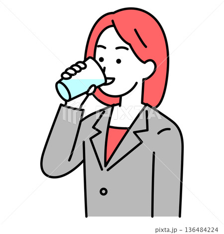 コップで水を飲むスーツの女性 136484224