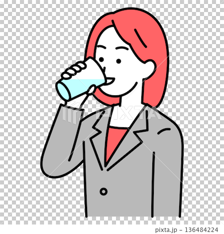 コップで水を飲むスーツの女性 136484224