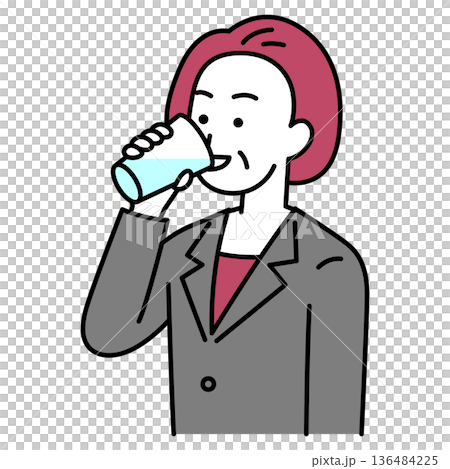 一位身穿西裝的中年婦女正在用玻璃杯喝水。 136484225