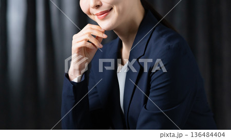 スーツを着た女性 136484404