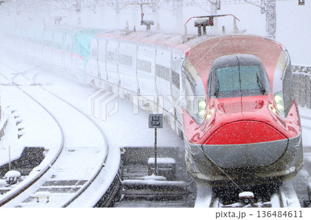 冬の秋田新幹線E6系（東北新幹線E5系はやぶさ号併結） 136484611