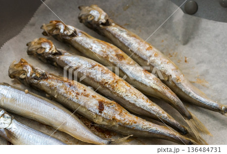 焼いたししゃも並ぶ 136484731