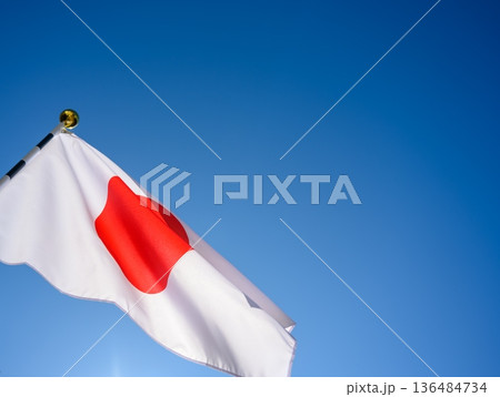青空に日の丸 136484734