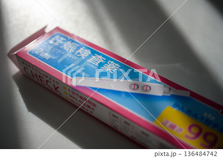 妊娠検査薬の箱と試薬 136484742