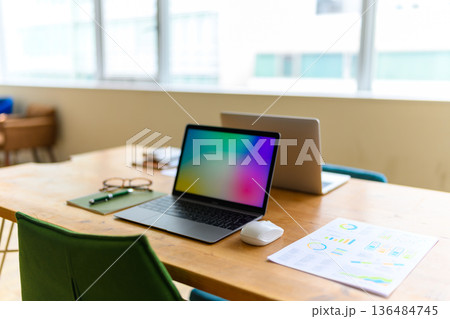 机上のノートPCと書類 136484745
