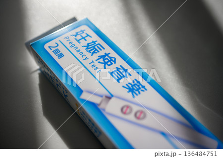 妊娠検査薬の箱 136484751