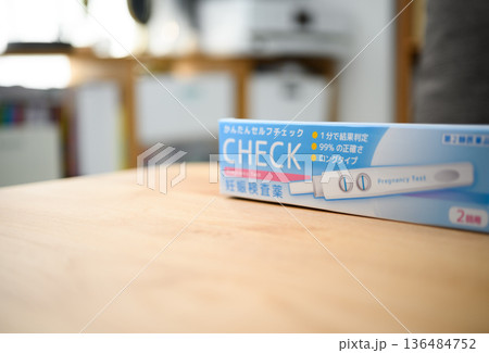 机の上の検査薬箱 136484752