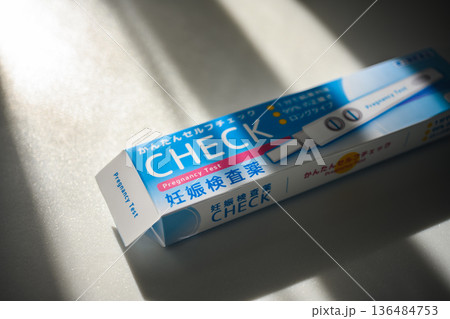 妊娠検査薬の箱と光 妊娠検査薬の箱と光 136484753