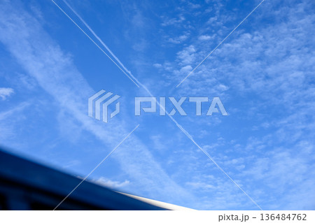 青空と飛行機雲 136484762