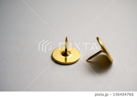 机上の金色の画鋲 机上の金色の画鋲 136484768