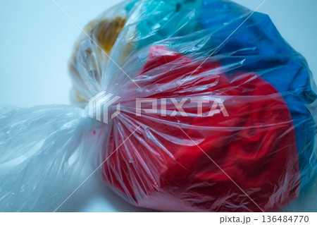 結んだカラフルな袋 136484770