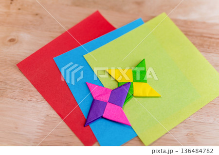 色紙で作る手裏剣 色紙で作る手裏剣 136484782