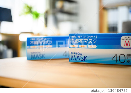 木製テーブルのマスク箱 木製テーブルのマスク箱 136484785