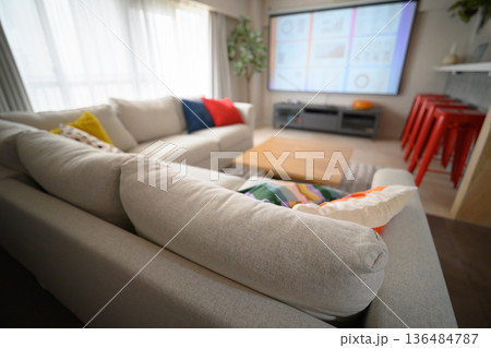 ソファからのリビング風景 136484787