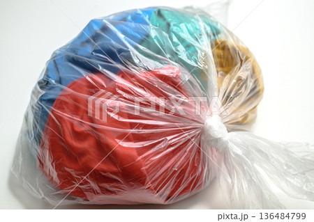 色物衣類のゴミ袋 136484799