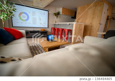 リビングでのプロジェクター会議 136484805