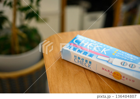 机の上の妊娠検査薬箱 136484807