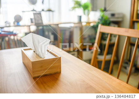 木製ケースのティッシュ 136484817