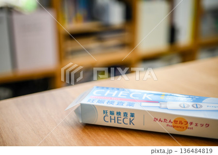 机の上の妊娠検査薬 机の上の妊娠検査薬 136484819