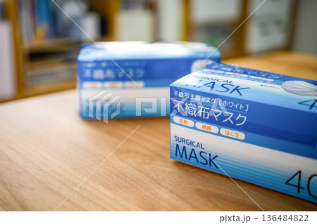 木製机の上のマスク箱 木製机の上のマスク箱 136484822