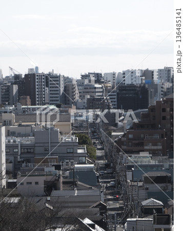 密集する都市のビル群とどこまでも続く直線道路の街並み 密集する都市のビル群とどこまでも続く直線道路の街並み 136485141