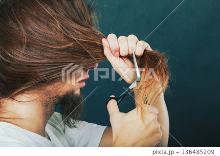 Barber cutting hair 136485209