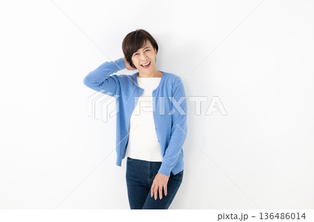 カジュアルな中高年女性 カジュアルな中高年女性 136486014