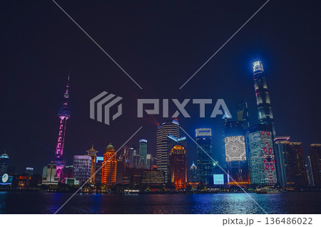 beautiful shanghai skyline view from the bund at night 136486022