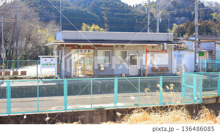 無人駅であるJR八高線の竹沢駅駅舎、線路越しに高台から撮影 136486085