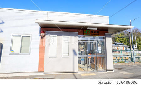 無人駅であるJR八高線の竹沢駅駅舎とその出入口 無人駅であるJR八高線の竹沢駅駅舎とその出入口 136486086