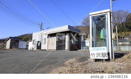 無人駅であるJR八高線の竹沢駅駅舎と駅前の駐車スペース 無人駅であるJR八高線の竹沢駅駅舎と駅前の駐車スペース 136486116
