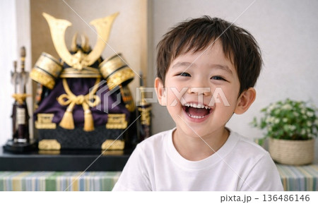 兜飾りの前で笑顔を見せる男の子 136486146
