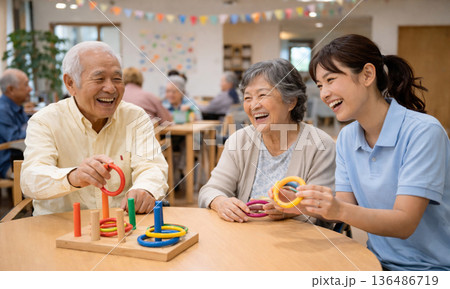 高齢者と介護士が楽しむ室内レクリエーション 136486719