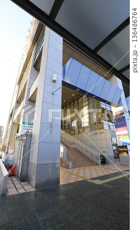 JR八高線、西武鉄道池袋線の東飯能駅東口、商業施設などが入った駅ビルでエスカレーターが設置 136486764