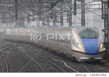 小雪舞う上越新幹線／北陸新幹線E7系 136487448