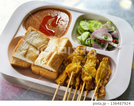 A set of grilled pork satay 136487924