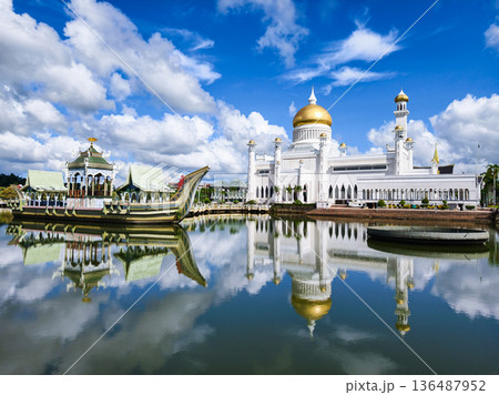 Masjid Omar 'Ali Saifuddien is one of the two state mosque and One of the biggest in Brunei, Bandar seri begawan. 136487952