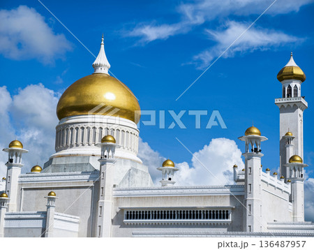 Masjid Omar 'Ali Saifuddien is one of the two state mosque and One of the biggest in Brunei, Bandar seri begawan. Masjid Omar 'Ali Saifuddien is one of the two state mosque and One of the biggest in Brunei, Bandar seri begawan. 136487957